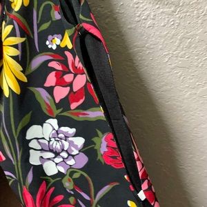 Chic Black Dress with Floral Patterns and Elegant Silhouette